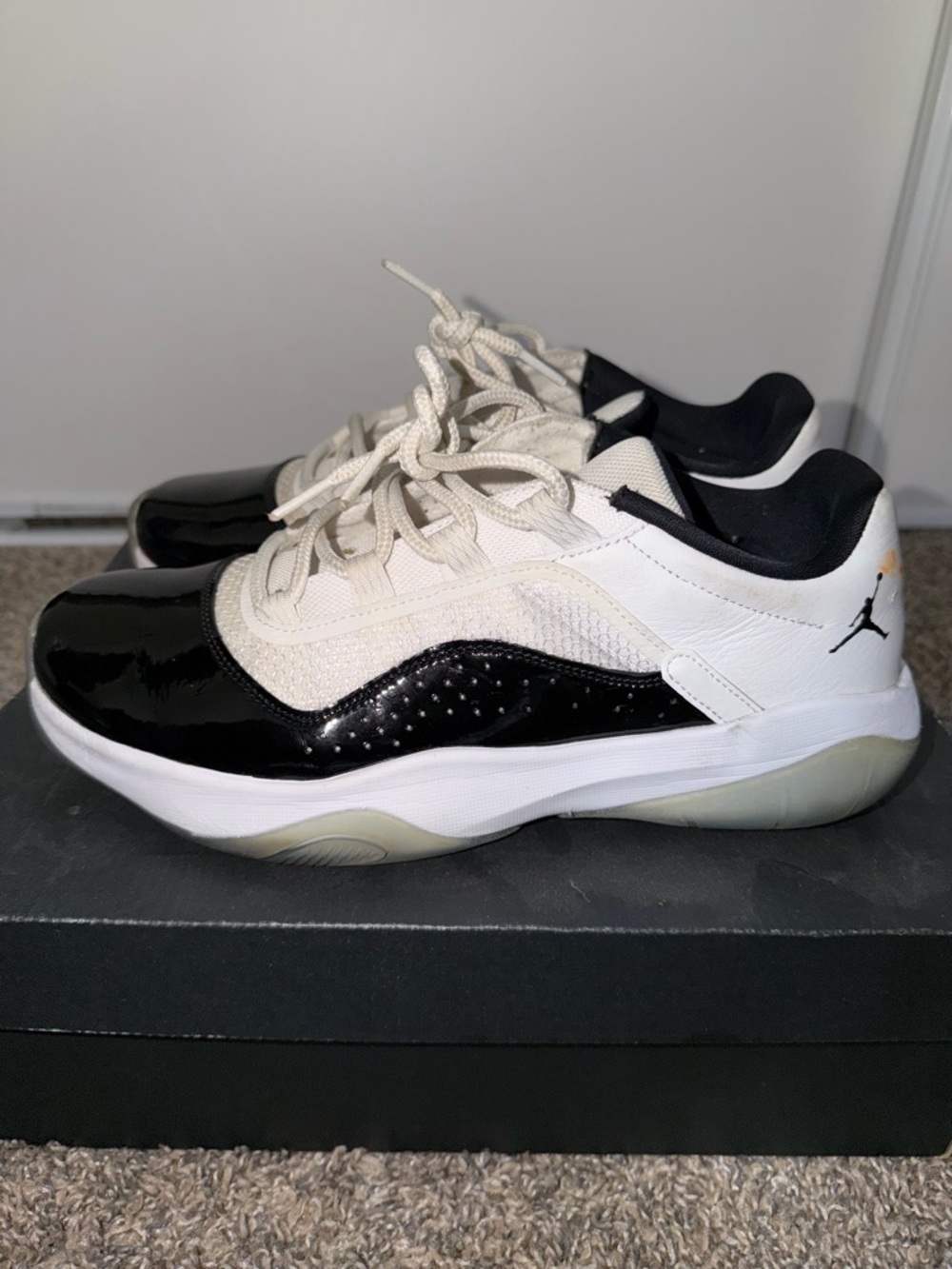 JORDAN 11 CMFT LOW - Black and White
